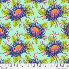 Offizielles Stoffmuster von Free Spirit Fabrics mit dem Anemonendruck in Mint, unten ein Zoll-Maßband.