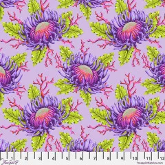Offizielles Stoffmuster von Free Spirit Fabrics mit dem Anemonendruck in Violett, unten ein Zoll-Maßband.
