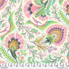 Offizielles FreeSpirit-Fabrics-Musterfoto des Stoffs „Wing It" in Blush mit Zoll-Maßband.