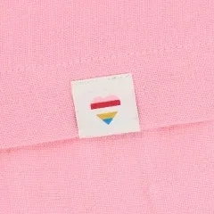 Das Herz-Label eingenäht in den Saum eines rosa Nähprojekts.
