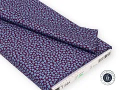 Gefalteter Stoffballen der Tilda-Kollektion Hibernation Eucalyptus in Eggplant mit Herstelleretikett.