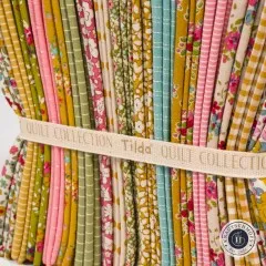 Makroaufnahme der Stoffkanten mit Hutband-Aufschrift "Quilt Collection" der Spring-Kollektion.