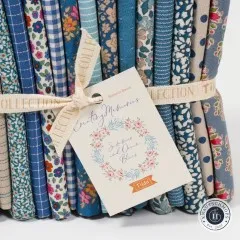 Makroaufnahme der Stoffkanten mit Hutband-Aufschrift "Quilt Collection" der Summer-Kollektion.