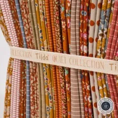 Makroaufnahme der Stoffkanten mit Hutband-Aufschrift "Tilda Quilt Collection".