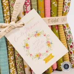 Nahaufnahme der Stoffkanten mit Hutband-Aufschrift "Tilda Quilt Collection" der Spring-Kollektion.