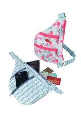 Geöffnete Taschen mit Blütenmuster bzw. Karo-Muster zeigen Reisepass, Karten und Smartphone im Innenfach.