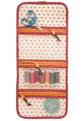 Aufgeklappter Organizer mit Nähzubehör: Schere, Garnrollen und Maßband in den Netztaschen