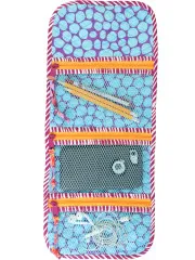 Aufgeklappter Organizer mit Stiften, Smartphone und Kopfhörern in den Netztaschen