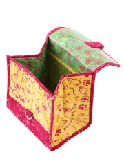 Geöffnete Lunchtasche in grün-gelbem Blumen-Batik mit Mesh-Innentasche.
