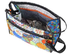Geöffnete kleine Stand-up-Tasche mit Blick auf Netztasche und Zubehör