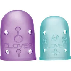 Innenansicht der Fingerhüte mit eingeprägtem Clover-Logo und Belüftungslöchern