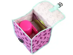Geöffnete Lunchtasche in pinkem Schmetterlings-Print mit Mesh-Innentasche und Kühlbehältern.