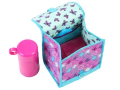 Geöffnete Lunchtasche in Türkis mit Mesh-Innentasche neben pinker Trinkflasche.