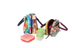 Geöffnete Out-to-Lunch-Tasche mit Lunchbox-Behältern im Innenfach