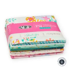 Gestapeltes Fat Quarter Bundle Island Life mit AGF-Banderole und Designerangabe Patty Basemi