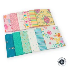 Zwölf Fat Quarter Island Life schräg gelegt, Rosa und Creme oben, Türkis und Mint unten