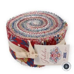 Stehende Stoffrolle von oben mit sichtbarem Spiralschnitt der Streifen und seitlichem Etikett.