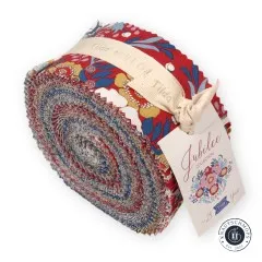 Tilda Jelly Roll „Jubilee“ liegend, Rolle aus Stoffstreifen mit Kollektionsbanderole, schräg fotografiert.