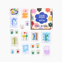 Weitere Ansicht mehrerer Full-Bloom-Labels mit floralen Illustrationen von Claire Ritchie
