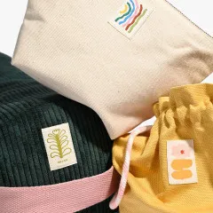 Full-Bloom-Labels aufgenäht auf selbstgenähten Taschen als Anwendungsbeispiel