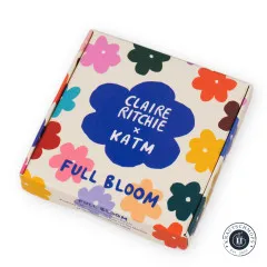Verpackung der Full-Bloom-Box von Kylie and The Machine x Claire Ritchie mit buntem Blumendruck, Ansicht schräg von oben