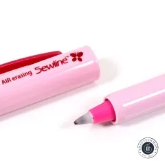 Extreme Nahaufnahme der Stiftspitze mit dem 0,8mm Keramik-Roller.