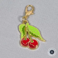 Nahaufnahme des Anhängers in Form zweier Kirschen mit Blatt.
