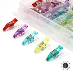 Die fünf farbigen Mini Wonder Clips einzeln aufgestellt vor der geöffneten Sortierbox.