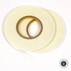 Zwei Rollen des doppelseitigen Basting Tapes freigestellt, eine Rolle teilweise abgerollt.
