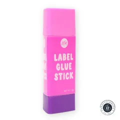 Der pink-lila Klebestift mit aufgesetzter Kappe freigestellt fotografiert, die dreieckige Form und der Schriftzug „Label Glue Stick“ sind gut erkennbar.