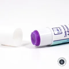 Geöffneter Stoffklebestift mit sichtbarem violettem Klebstoff, der beim Trocknen klar wird.