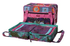 Geöffneter Koffer-Organizer mit durchsichtigen Reißverschlussfächern und Blumenmuster.