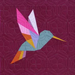 Quiltblock Kolibri in Pink, Mint, Orange und Flieder auf beerenfarbenem Hintergrund
