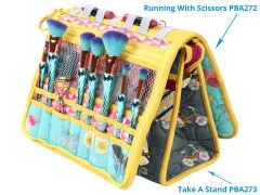 Kombination aus Nähetui „Running With Scissors" (PBA272) und Stand-up-Tasche „Take A Stand" (PBA273) mit Make-up-Pinseln