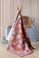 Patchwork-Quilt mit Kürbismuster aus der Autumn-Kollektion, über ein Zeltgestell drapiert.