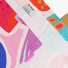 Detailansicht des eingenähten 'Me Made'-Labels an der Innennaht der Stofftasche