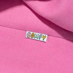Label 'Comfy' eingenäht an einem pinken Kleidungsstück.