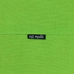 Label 'me made' eingenäht auf grünem Leinenstoff.