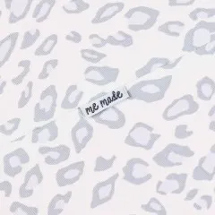 Label 'me made' eingenäht auf Stoff mit Leopardenmuster.