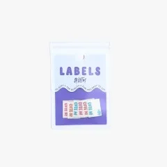 Cute-AF-Labels quellen farbenfroh aus der geöffneten Verpackungstüte.