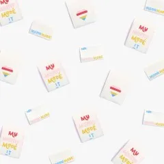 Zahlreiche Labels „My Mama Made It", „Mama Made" und Herz-Symbol aus der Vogelperspektive verstreut.