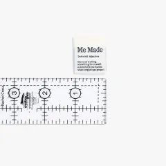 Nahaufnahme eines 'Me Made'-Labels neben einem Lineal zur Größenangabe