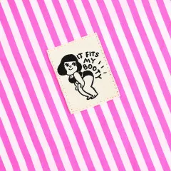 Nahaufnahme des aufgenähten Labels „It fits my booty“ mit lächelnder Figur, befestigt auf pink-weiß gestreiftem Stoff.
