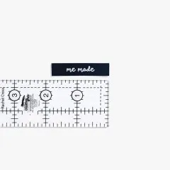 Einzelnes Label 'me made' mit Lineal zum Größenvergleich.