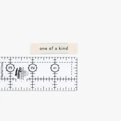 Einzelnes Label 'one of a kind' mit Lineal zum Größenvergleich.
