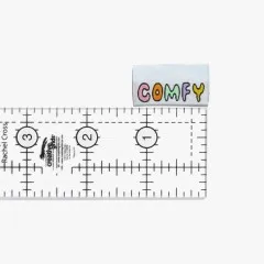 Einzelnes Label 'Comfy' mit Lineal zum Größenvergleich.