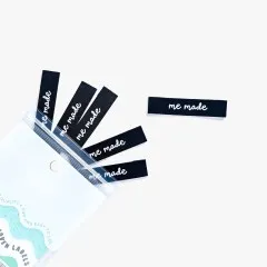 Labels 'me made' beim Herausfallen aus der Verpackung.
