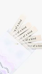 Labels 'one of a kind' beim Herausfallen aus der Verpackung.