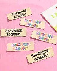 'Handmade Goodness'-Labels locker verstreut neben der grünen Verpackung