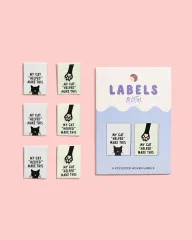 Beide Label-Designs neben der Original-Verpackung auf rosa Hintergrund.